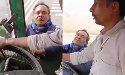 Rewa: कैमरे में कैद RTO की दबंगई, मचा हड़कंप Rewa: कैमरे में कैद RTO की दबंगई, मचा हड़कंप