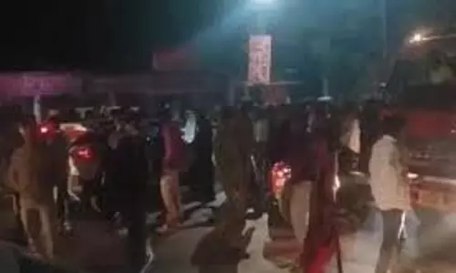 Sehore: दो समुदाय भिड़े, करणी सेना ने हाईवे जाम किया Sehore: दो समुदाय भिड़े, करणी सेना ने हाईवे जाम किया
