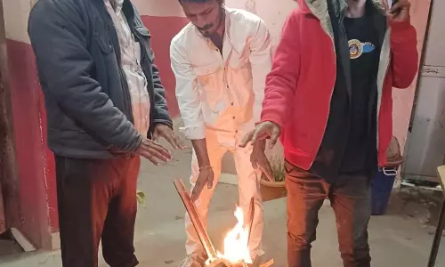 रायपुर में अलाव जलाने की व्यवस्था प्रतिदिन रायपुर में अलाव जलाने की व्यवस्था प्रतिदिन