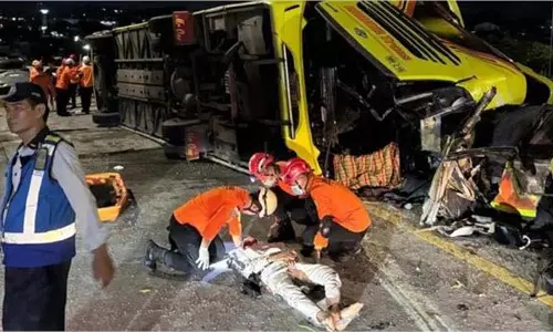Indonesia:भयानक बस हादसे में 16 लोगों की मौत, अन्य घायल Indonesia:भयानक बस हादसे में 16 लोगों की मौत, अन्य घायल