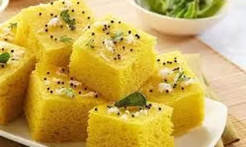 Khaman Dhokla : इस आसान रेसिपी से मिनटों में बनाएं स्पंजी खमण ढोकला