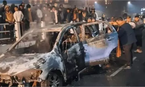 Dehradun: क्रिकेटरों की चलती कार में लगी आग, जलकर खाक Dehradun: क्रिकेटरों की चलती कार में लगी आग, जलकर खाक