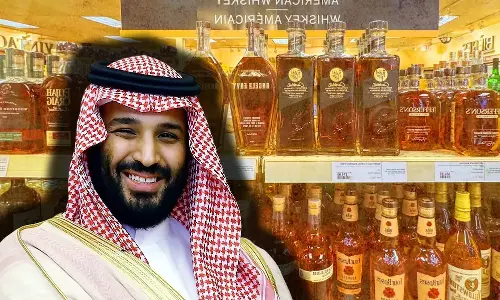 Saudi Arabia: प्रिंस के फैसले से सऊदी में शराब की दुकानों पर उत्साह Saudi Arabia: प्रिंस के फैसले से सऊदी में शराब की दुकानों पर उत्साह
