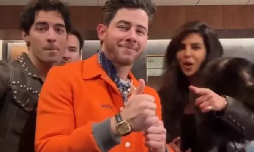 Priyanka पति निक और जोनास ब्रदर्स के साथ उनके मज़ेदार प्री-शो रिचुअल में शामिल हुईं