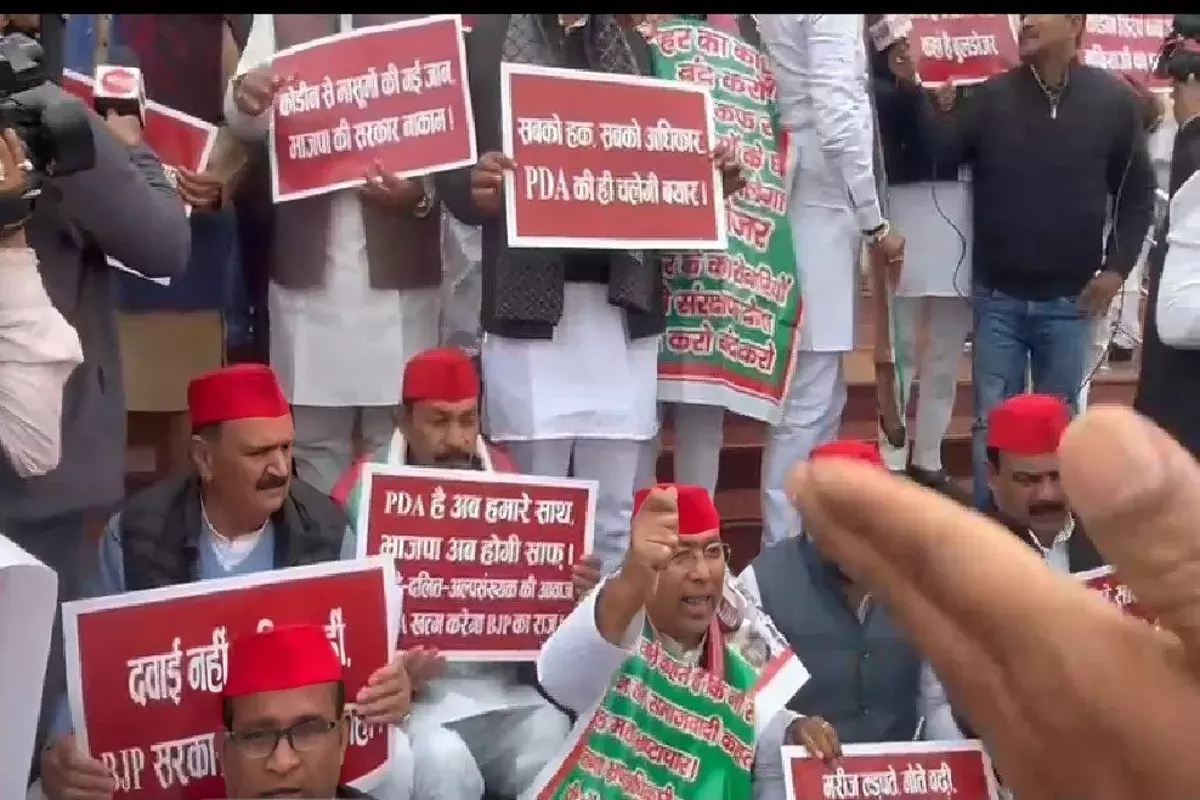 Lucknow: सपा विधायकों ने विधानसभा में किया आक्रामक प्रदर्शन Lucknow: सपा विधायकों ने विधानसभा में किया आक्रामक प्रदर्शन