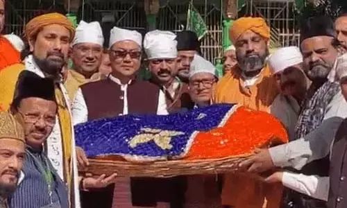 अजमेर शरीफ दरगाह में पीएम मोदी की चादर चढ़ाई, केंद्रीय मंत्री पहुंचे