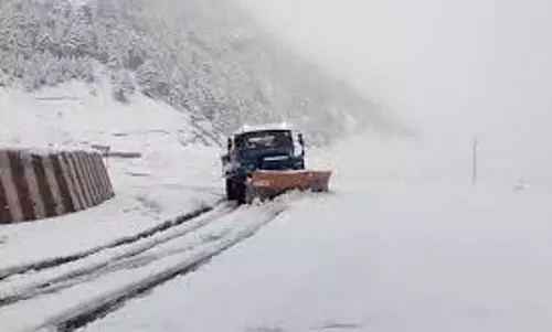 Jammu-Kashmir: भारी बर्फबारी के चलते Main Road बंद Jammu-Kashmir: भारी बर्फबारी के चलते Main Road बंद