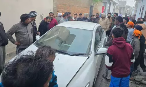 Abohar: बेकाबू कार ने कई गाड़ियों को टक्कर मारी, एक लड़की घायल Abohar: बेकाबू कार ने कई गाड़ियों को टक्कर मारी, एक लड़की घायल