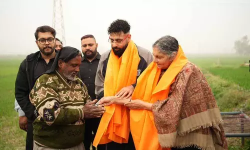 Singer Badshah ने अजनाला में बाढ़ पीड़ितों को घर दिए Singer Badshah ने अजनाला में बाढ़ पीड़ितों को घर दिए