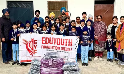 Jalandhar: चैरिटी कार्यक्रम में छात्रों को ऊनी कपड़े और खाने-पीने की चीजें दी गईं Jalandhar: चैरिटी कार्यक्रम में छात्रों को ऊनी कपड़े और खाने-पीने की चीजें दी गईं