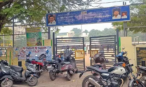 Gopalapuram खेल के मैदान के आसपास पार्किंग से पैदल चलने वालों को परेशानी होती, ट्रैफिक बाधित Gopalapuram खेल के मैदान के आसपास पार्किंग से पैदल चलने वालों को परेशानी होती, ट्रैफिक बाधित