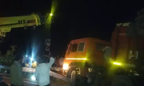 ट्रक-ट्रेलर की टक्कर, जिंदा जला ट्रेलर का चालक