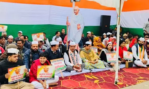 गुरुग्राम में कांग्रेस ने MGNREGA का नाम बदलने के खिलाफ़ मौन सत्याग्रह किया