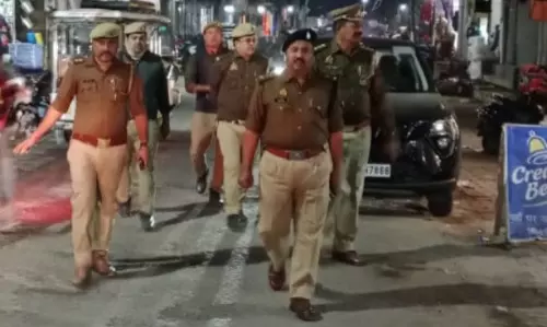 Nawabganj: पुलिस की पैदल गश्त से लोगों में सुरक्षा का भरोसा Nawabganj: पुलिस की पैदल गश्त से लोगों में सुरक्षा का भरोसा