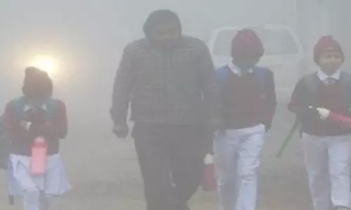 Jaunpur: सर्दी में ठिठुरते बच्चे, फिर भी स्कूल जाना मजबूरी Jaunpur: सर्दी में ठिठुरते बच्चे, फिर भी स्कूल जाना मजबूरी