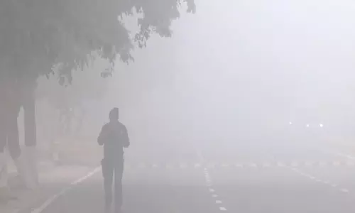 उत्तर भारत में घना कोहरा, Delhi में वायु गुणवत्ता बेहद खराब उत्तर भारत में घना कोहरा, Delhi में वायु गुणवत्ता बेहद खराब