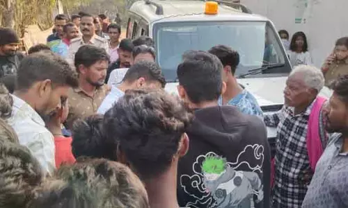 Bolangir युवक की मौत को लेकर ग्रामीणों ने 3 घंटे तक पुलिस की गाड़ी को रोका।