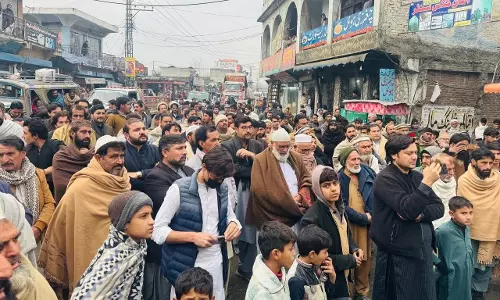 Pakistan: इमरान खान और पत्नी को सज़ा, PTI कार्यकर्ताओं का विरोध तेज़ Pakistan: इमरान खान और पत्नी को सज़ा, PTI कार्यकर्ताओं का विरोध तेज़
