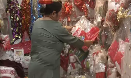 Guwahati में क्रिसमस की रौनक, दुकानों के अग्रभाग सजावट से चमक रहे Guwahati में क्रिसमस की रौनक, दुकानों के अग्रभाग सजावट से चमक रहे
