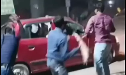 Bareilly: स्मैक तस्कर ने कार में तोड़फोड़ की, पीड़ितों को धमकाया Bareilly: स्मैक तस्कर ने कार में तोड़फोड़ की, पीड़ितों को धमकाया