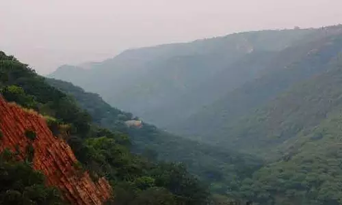 अरावली विवाद: कांग्रेस और विभिन्न समूहों ने पूरे Rajasthan में विरोध प्रदर्शन किया। अरावली विवाद: कांग्रेस और विभिन्न समूहों ने पूरे Rajasthan में विरोध प्रदर्शन किया।