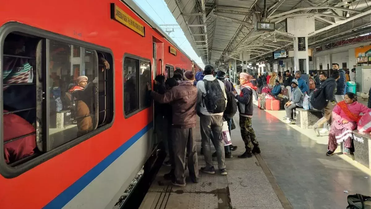 Bhiwani: आरयूबी के चलते ट्रेन संचालन बाधित, यात्री हुए असुविधाजनक स्थिति में