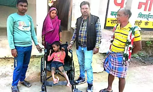 कलेक्टर डॉ संजय कन्नौजे के रात्रिकालीन जनचौपाल से संकटग्रस्त लोगों को मिल रही सुविधा कलेक्टर डॉ संजय कन्नौजे के रात्रिकालीन जनचौपाल से संकटग्रस्त लोगों को मिल रही सुविधा