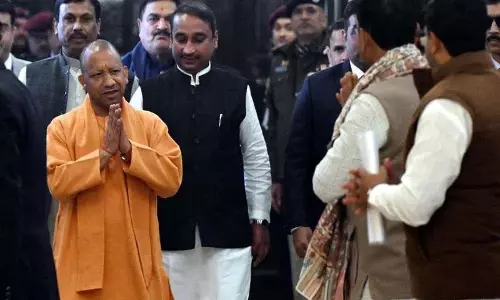 Akhilesh Yadav ने योगी आदित्यनाथ के दो नमूने वाले बयान पर पलटवार किया