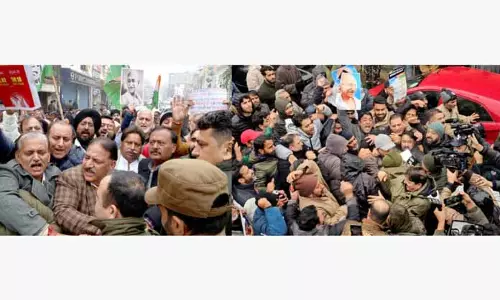 कांग्रेस ने मनरेगा को खत्म करने के BJP के कदम के खिलाफ विरोध प्रदर्शन किया कांग्रेस ने मनरेगा को खत्म करने के BJP के कदम के खिलाफ विरोध प्रदर्शन किया