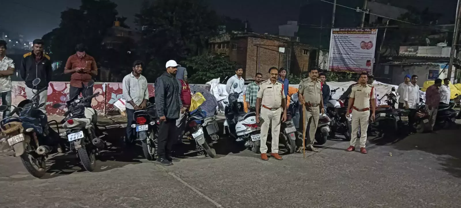 Nellore जिले में रात की चेकिंग के दौरान नशे में ड्राइविंग के आरोप में 21 लोगों पर केस दर्ज Nellore जिले में रात की चेकिंग के दौरान नशे में ड्राइविंग के आरोप में 21 लोगों पर केस दर्ज