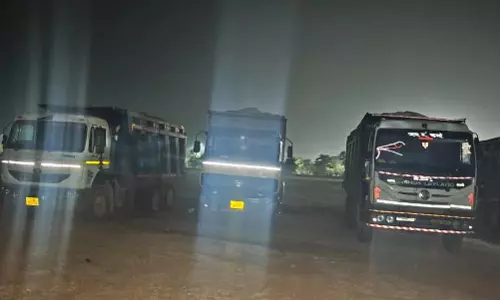 रातभर नाकेबंदी कर खनिज विभाग ने 8 हाईवा किए जब्त रातभर नाकेबंदी कर खनिज विभाग ने 8 हाईवा किए जब्त