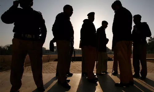 Pakistan में घर के अंदर गोलीबारी, 5 की मौत