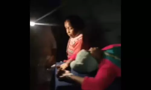 झारखंड में मोबाइल फोन की टॉर्च की रोशनी में Tubectomy की गई झारखंड में मोबाइल फोन की टॉर्च की रोशनी में Tubectomy की गई