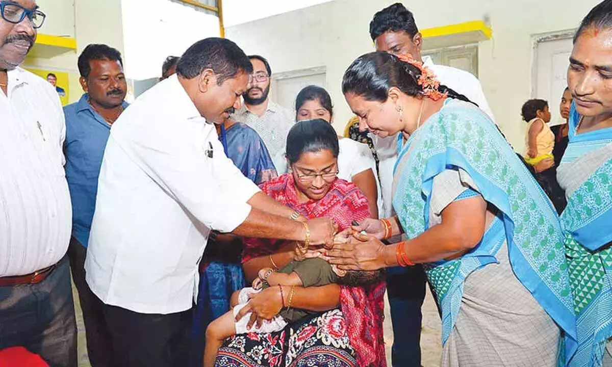 Andhra: माता-पिता से बच्चों को पोलियो का टीका लगवाने का आग्रह किया गया Andhra: माता-पिता से बच्चों को पोलियो का टीका लगवाने का आग्रह किया गया