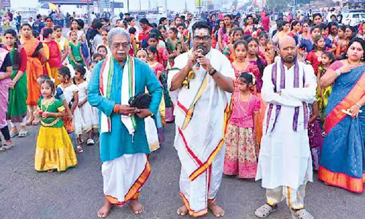 Andhra: नागर नाट्य संकीर्तन को उत्साहजनक प्रतिक्रिया मिल रही है Andhra: नागर नाट्य संकीर्तन को उत्साहजनक प्रतिक्रिया मिल रही है