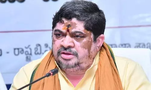 Ponnam Prabhakar ने विधानसभा से अनुपस्थित रहने पर KCR पर हमला किया
