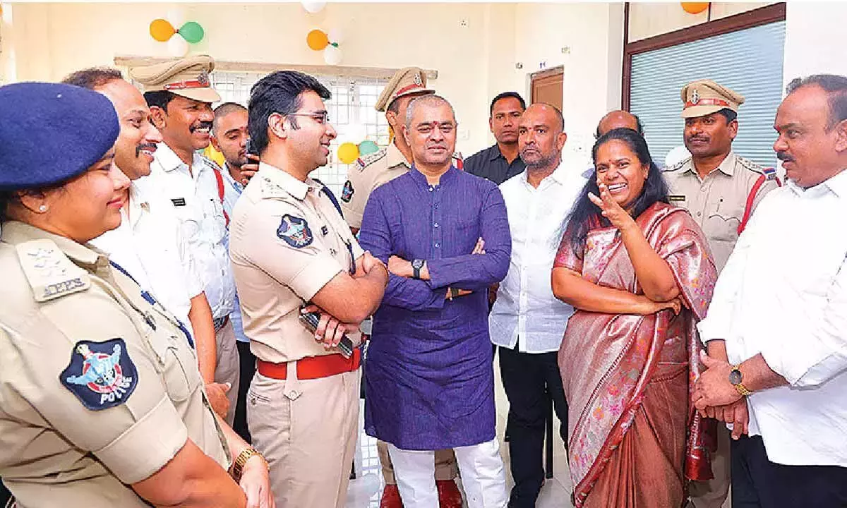 Anakapalli पुलिस दुर्घटनाओं की रोकथाम और महिलाओं की सुरक्षा पर ध्यान दे रही है