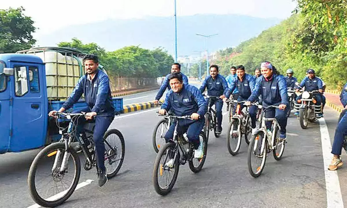 Andhra: RLY वाल्टेयर डिवीजन ने साइकिल रैली निकाली Andhra: RLY वाल्टेयर डिवीजन ने साइकिल रैली निकाली