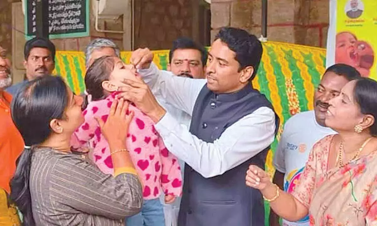 Collector बच्चों को पोलियो की बूंदें पिलाते हैं Collector बच्चों को पोलियो की बूंदें पिलाते हैं