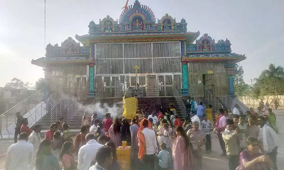 Adelli मंदिर तक की कीचड़ भरी यात्रा भक्तों के उत्साह को कम कर रही है