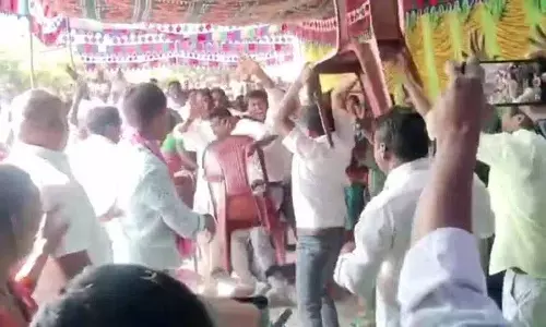 वारंगल में सरपंच के शपथ ग्रहण समारोह में कांग्रेस और BRS कार्यकर्ताओं के बीच झड़प वारंगल में सरपंच के शपथ ग्रहण समारोह में कांग्रेस और BRS कार्यकर्ताओं के बीच झड़प