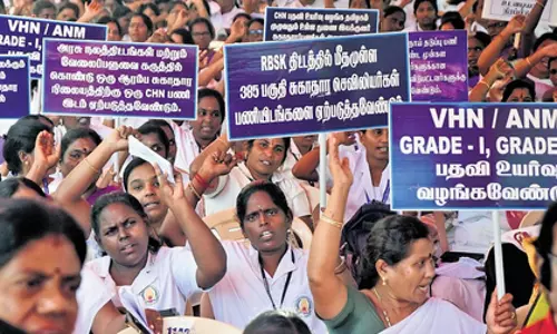 Tamil Nadu में कॉन्ट्रैक्ट नर्सों की हड़ताल पांचवें दिन भी जारी