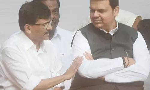 Maharashtra: फडणवीस और संजय राउत के बीच जुबानी जंग छिड़ गई