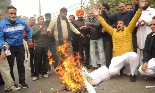 कांग्रेस कार्यकर्ताओं ने G RAM G बिल को लेकर विरोध प्रदर्शन किया, PM का पुतला जलाया
