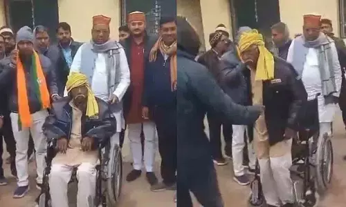 Uttar Pradesh के सुल्तानपुर में व्हीलचेयर मिलने के बाद लाभार्थी पैदल चलने लगा Uttar Pradesh के सुल्तानपुर में व्हीलचेयर मिलने के बाद लाभार्थी पैदल चलने लगा