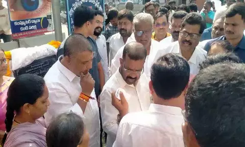 Indiramma Houses को लेकर महिलाओं ने विधायक नयिनी राजेंद्र रेड्डी के खिलाफ विरोध प्रदर्शन किया