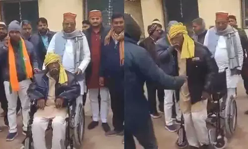 व्हीलचेयर मिलने के बाद चलने का वीडियो वायरल, Sultanpur में विवाद व्हीलचेयर मिलने के बाद चलने का वीडियो वायरल, Sultanpur में विवाद