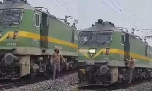 Uttar Pradesh: लोको पायलट ने सिगरेट खरीदने के लिए मालगाड़ी रोकी Uttar Pradesh: लोको पायलट ने सिगरेट खरीदने के लिए मालगाड़ी रोकी