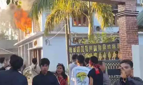 प्रदर्शनकारियों ने Assam के आदिवासी परिषद प्रमुख के पैतृक आवास में आग लगा दी