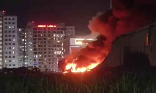 BREAKING: फर्नीचर गोदाम में भीषण आग, दमकल की कई गाड़ियां मौके पर तैनात